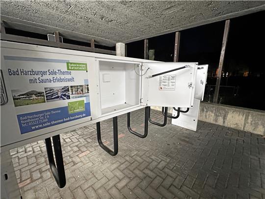 Immer wieder werden die Türen der Ladefächer so weit aufgebogen, dass die Scharniere kaputt gehen. Foto: Schlegel