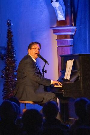 Matthias Brodowy singt am Klavier.