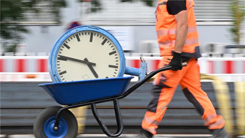 Immer wieder wird über die Arbeitszeit und auch die Abschaffung von Arbeitstagen diskutiert. (Symbolbild)