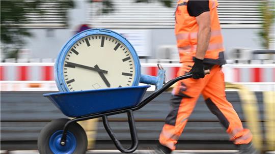 Immer wieder wird über die Arbeitszeit und auch die Abschaffung von Arbeitstagen diskutiert. (Symbolbild)