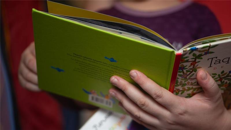 Immerhin: Einer Studie zufolge wird kleinen Kindern insgesamt wieder etwas häufiger vorgelesen. (Archivbild)