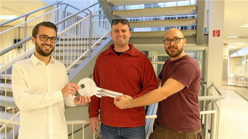 Woolworth eröffnet im Februar Filiale in Clausthal-Zellerfeld Immobilienmakler Lennart Pichler überreicht Daniel Bode und Alexander Kornehl 2022 den symbolischen Schlüssel zum Kaufhaus.