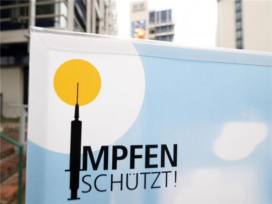 «Impfen schützt»: Ein Hinweisschild für ein Impfzentrum in Stuttgart. Foto: Bernd Weißbrod/dpa