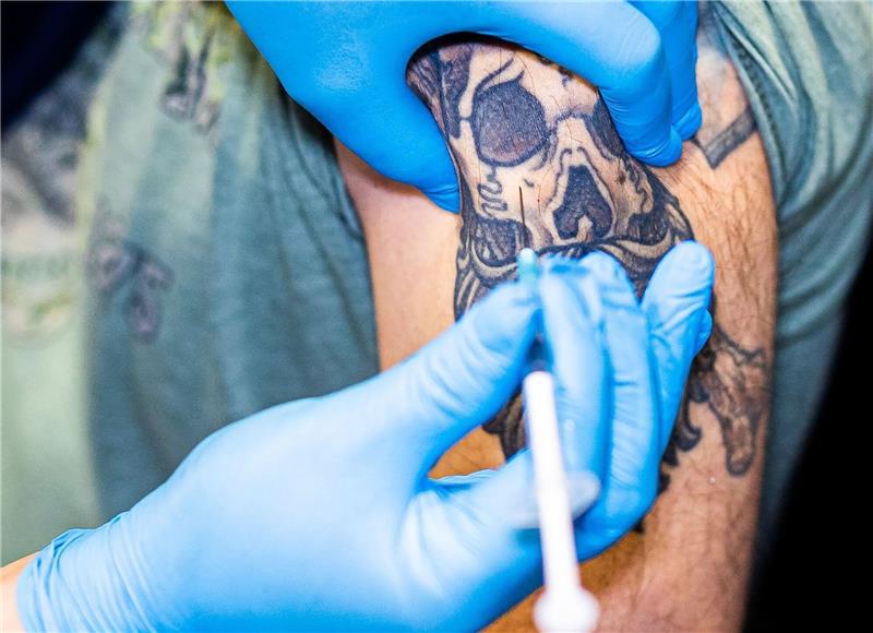 345 Neuinfektionen im Landkreis - Drosten: Kein sorgenfreier Sommer Impfung mit dem Corona-Impfstoff Nuvaxovid des US-Herstellers Novavax in Braunschweig.