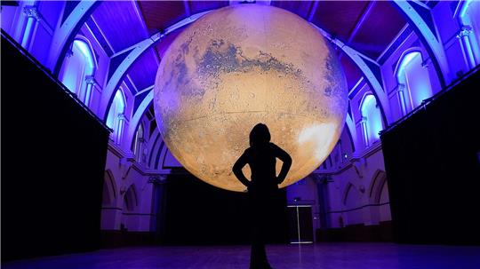 Imposant, aber von der Größe nur ein Bruchteil des Originals: Die Installation „Mars“ mit sieben Meter Durchmesser wurde in Großbritannien ausgestellt (Archivfoto).