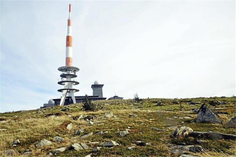 Die Geheimnisse des Brocken-Sendeturms Imposante Erscheinung: Der rot-weiß gestreifte Sendeturm ist das beherrschende Gebäude auf dem Brocken. Foto: Erwin Klein/FMN