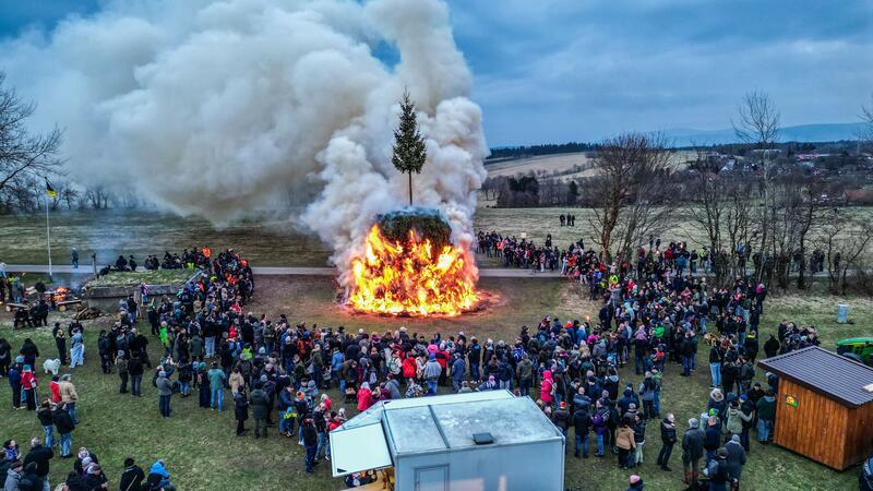 Imposanter Anblick einer Oberharzer Tradition: Das Brennmaterial für das Osterfeuer wird um eine Fichte herum aufgeschichtet.