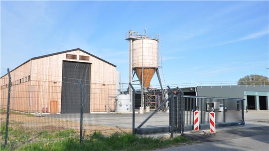 Imposantes Holzbauwerk: Niedersachsens größte Streustofflagerhalle mit Streustoffsilo kann für den nächsten Winterdienst eingeplant werden.