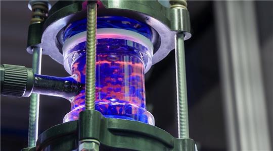 Impression der innovativen Kolonnentechnologie, die H.C. Starck Tungsten für das Schwarzmasse-Recycling entwickelt hat.