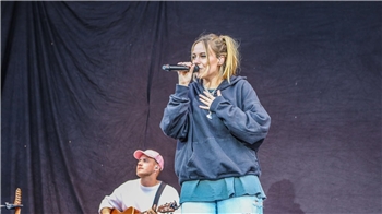 Impressionen vom ersten Yellow-Jockey-Konzert. Auf der Bühne: Sophia und Alvaro Soler.