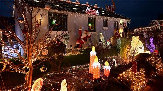 In Ahnatal leuchten am Haus von Sascha Bärwald und Dominik Pieczko etwa 130.000 LED-Lämpchen.