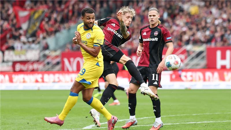 Der nächste Platzverweis: Braunschweig steckt in der Krise In Aktion: Tim Drexler vom 1. FC Nürnberg (M) und Leon Bell-Bell von Eintracht Braunschweig.