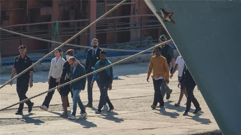 Erste Migranten in Italiens Lagern in Albanien angekommen In Albanien durchlaufen die Migranten in speziellen Lagern ein Asylverfahren nach italienischem Recht.
