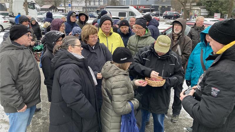 In Altenau herrscht reger Andrang auf das Borstenvieh.