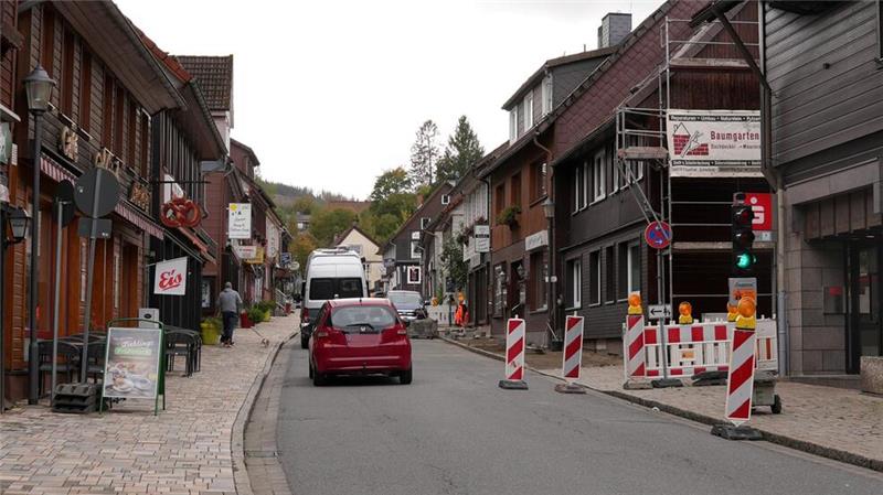 Auf der B 498 zwischen Oker und Altenau herrscht Ampelfrust In Altenau wird der Gehweg saniert.