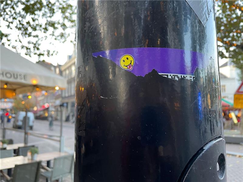 In Amsterdam wurden an öffentlichen Plätzen wie Laternenpfählen Sticker geklebt, über die man mit Hilfe eines QR-Codes Drogen wie XTC online bestellen kann.