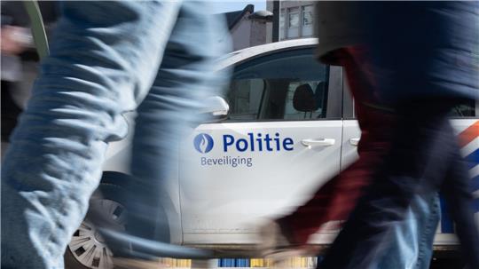 In Antwerpen wurde ein sechsjähriger Junge beim Überqueren eines Zebrastreifens von einem Polizeiwagen erfasst. (Archivbild)