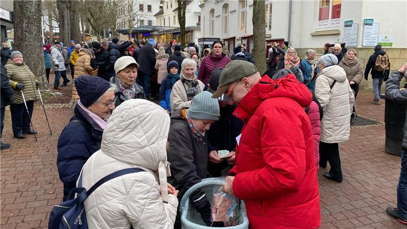 In Bad Harzburg erfolgt der Verkauf an nur einem Ort und in kleinen Menschentrauben. Echte Schlangen gibt es hier nicht. Das hat sich als praktikabel erwiesen.