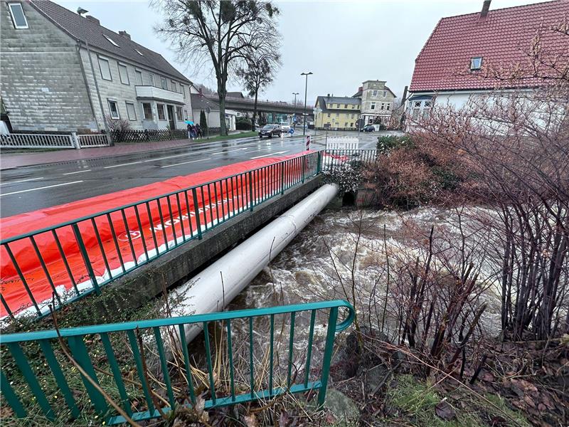 Hochwasserentlastung soll Überlaufen der Talsperren verhindern In Bad Harzburg haben Einstzkräfte der Feuerwehr bereits gestern damit begonnen die aufgebauten mobilen Dämme zu erweitern und zu verstärken. Foto: Schlegel