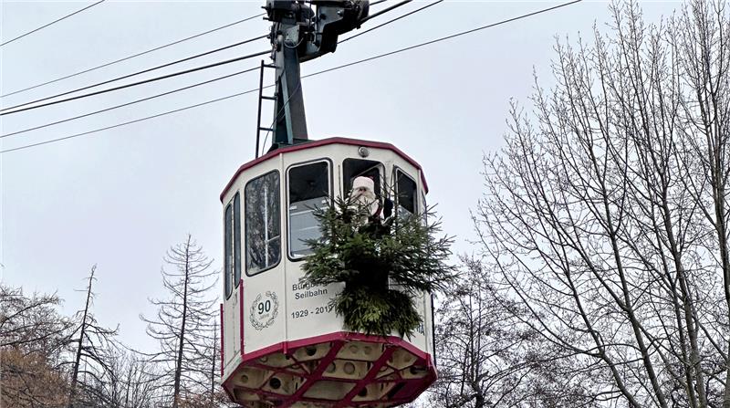 In Bad Harzburg kann der Nikolaus fliegen In Bad Harzburg kommt der Nikolaus traditionell mit der Bergbahn. Fotos: Schlegel