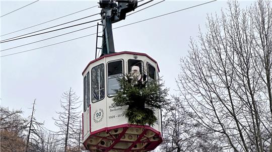 In Bad Harzburg kommt der Nikolaus traditionell mit der Bergbahn. Fotos: Schlegel