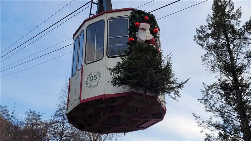 Der Nikolaus schaut aus dem Fenster der Bad Harzburger Seilbahngondel.