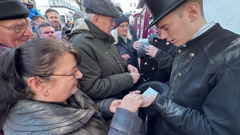 In Bad Harzburg werden die Glücksschweinchen wieder in der Bummelallee verkauft, unter anderem von den glücksbringenden Schornsteinfegern um Yannik Himstedt (rechts).