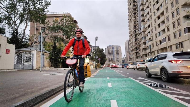 Per Rad zum Klimagipfel: Deutscher fährt 110 Tage nach Baku In Baku eher selten: gut ausgebaute Radwege.