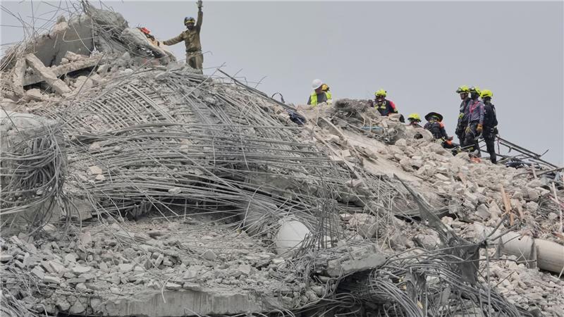 Zahl der Toten in Myanmar steigt: Beben baute sich lange auf In Bangkok hoffen Angehörige und Retter noch immer, Überlebende zu finden.