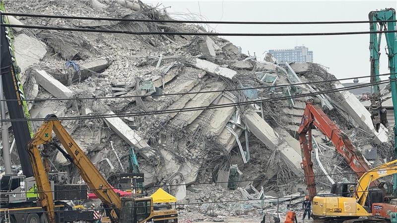 Ein Jahr danach: Myanmar ringt weiter mit Folgen des Bebens In Bangkok stürzte der Rohbau eines Hochhauses ein und begrub mehr als 90 Menschen in den Trümmern. (Archivbild)
