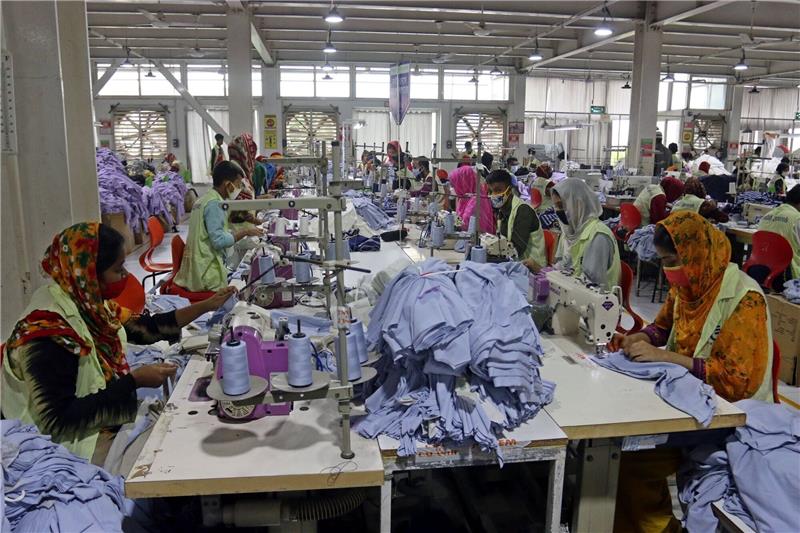 Große Lagerbestände bei Bangladeschs Textilherstellern In Bangladeschs Bekleidungsfabriken arbeiten überwiegend Frauen.