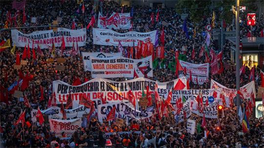 In Barcelona haben zahlreiche Menschen gegen Wohnungsnot demonstriert.