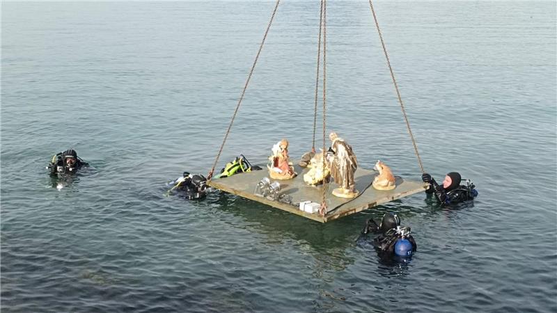 In Bardolino versenken Taucher eine Unterwasserkrippe. (Handout)