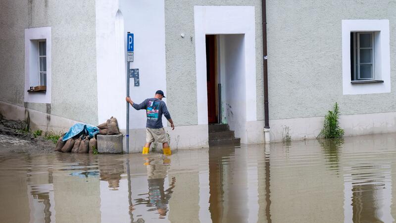 Hochwasser fließt langsam ab - Lage bleibt angespannt In Bayern herrscht nach heftigen Regenfällen vielerorts weiter Land unter.