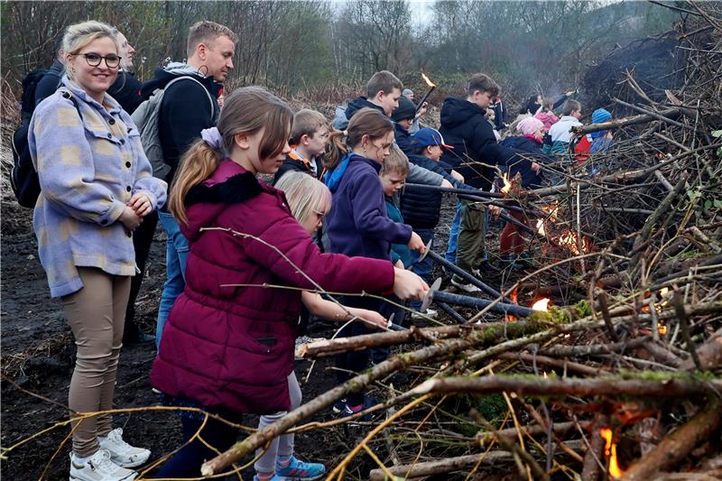 Goslar: Familien-Traditionsfest oder Tanzparty am Feuer In Begleitung der Eltern selber einmal das Osterfeuer anzünden? Klar, dass die Kinder da Feuer und Flamme waren. Sie zündeten in der Dämmerung das Osterfeuer in Oker an. Foto: Epping