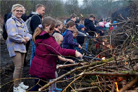 In Begleitung der Eltern selber einmal das Osterfeuer anzünden? Klar, dass die Kinder da Feuer und Flamme waren. Sie zündeten in der Dämmerung das Osterfeuer in Oker an. Foto: Epping