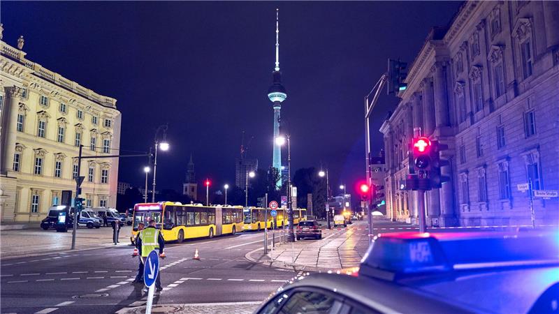 In Berlin-Mitte ist der Bereich um den Fundort einer Brandbombe abgesperrt worden. 