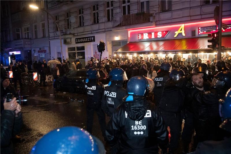 Warum einige den Angriff auf Israel rechtfertigen In Berlin-Neukölln versammelten sich am Samstagabend etwa 50 Menschen zu einer pro-palästinensischen Demo.