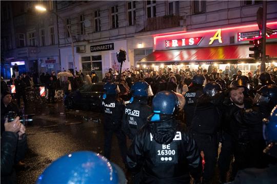 In Berlin-Neukölln versammelten sich am Samstagabend etwa 50 Menschen zu einer pro-palästinensischen Demo.