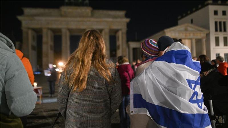 Jahrestag: Steinmeier sieht Deutschland in Zerreißprobe In Berlin begann das Gedenken an die Opfer des Überfalls bereits am frühen Morgen am Brandenburger Tor.