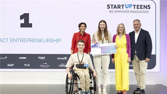 In Berlin bekommen Max und Mila Dorka den Preis der Initiative „Startup Teens“ überreicht.