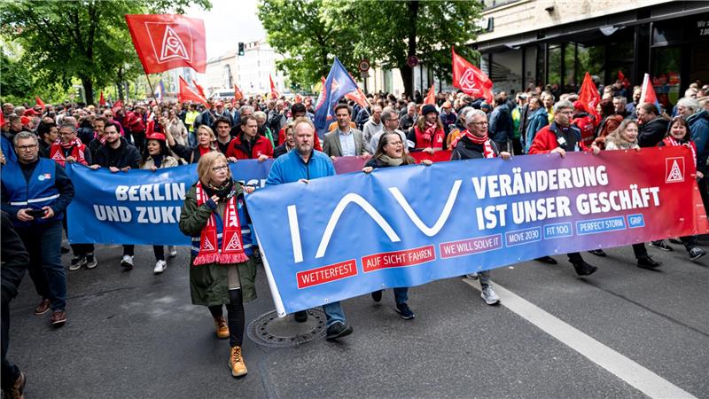 Mitarbeiter protestieren gegen Stellenabbau bei IAV In Berlin demonstrierten am 12. Mai bereits Hunderte für den Erhalt des dortigen Standorts.