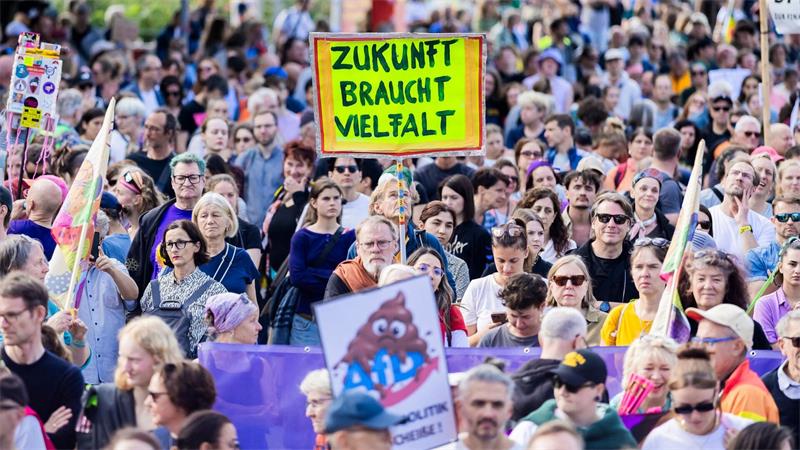 Zehntausende demonstrieren gegen Rechtsextremismus In Berlin zogen sieben Demonstrationszüge sternförmig durch die Stadt - nach Polizeiangaben kamen 18.000 Menschen.