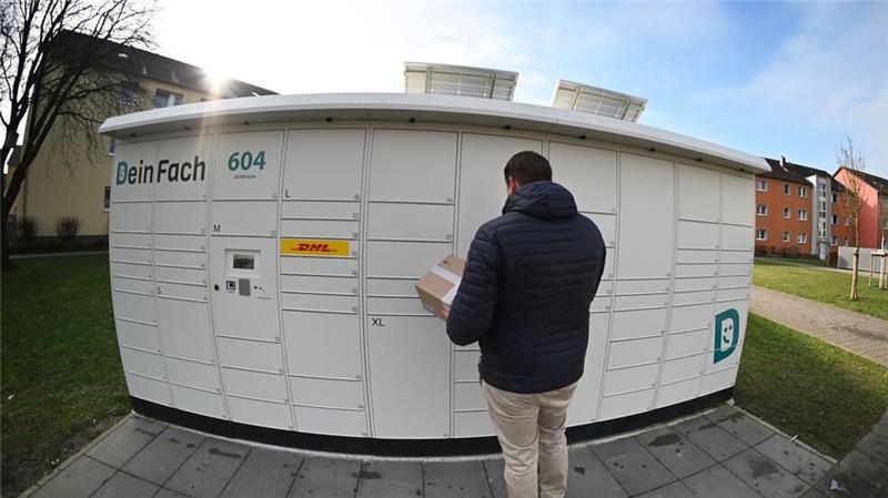 Ein Standort für alle Pakete? DHL-Tochter startet Automaten In Betrieb genommen: Der Geschäftsführer der DHL-Tochter DeinFach, Lukas Beckedorff, legt ein Paket in einen seiner Automaten.