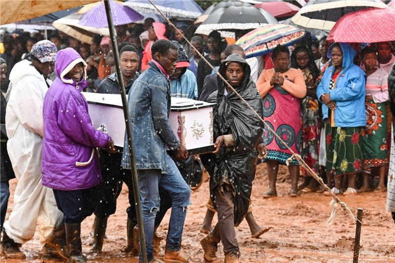 Schock und Verzweiflung in Malawi nach Zyklon „Freddy” In Blantyre in Malawi wird ein Opfer des Zylkons beerdigt.