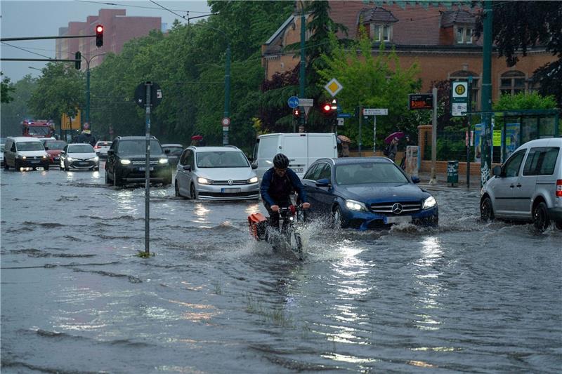 Schauer und Starkregen in Teilen Deutschlands erwartet In Brandenburg gab es überschwemmte Straßen, vollgelaufene Keller und abgebrochene Äste - das Unwetter verlief allerdings glimpflich.