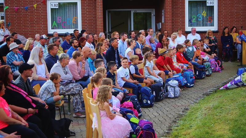 34 Erstklässler starten in Braunlage ins Schulleben In Braunlage feiern bei bestem Wetter die Neuen auf dem Schulhof ihren großen Moment.