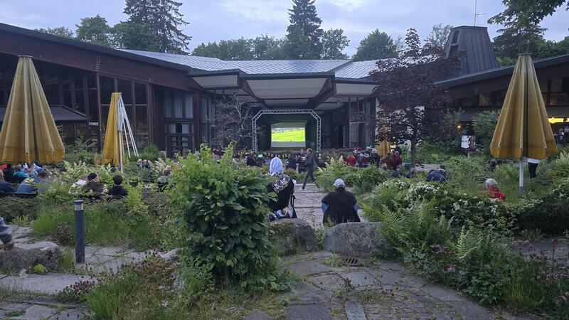 Public Viewing: Wo in Braunlage live Fußball gezeigt wird In Braunlage haben Hunderte von Zuschauern bereits am Freitag den Auftakt der deutschen Nationalmannschaft bei dieser Fußball-Europameisterschaft im Kurpark verfolgt, in dem die Gaststätte "Drink'a'Bell" das Spiel zeigte.