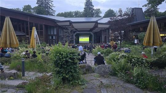 In Braunlage haben Hunderte von Zuschauern bereits am Freitag den Auftakt der deutschen Nationalmannschaft bei dieser Fußball-Europameisterschaft im Kurpark verfolgt, in dem die Gaststätte "Drink'a'Bell" das Spiel zeigte.