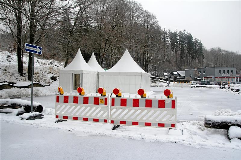 In Braunlage ist sogar ein sogenannter „Drive-In-Schnelltest“ möglich. Die Pagodenzelte und Container stehen schon auf dem Großparkplatz zwischen Seilbahn-Talstation und Ahorn-Hotel.  Foto: Eggers